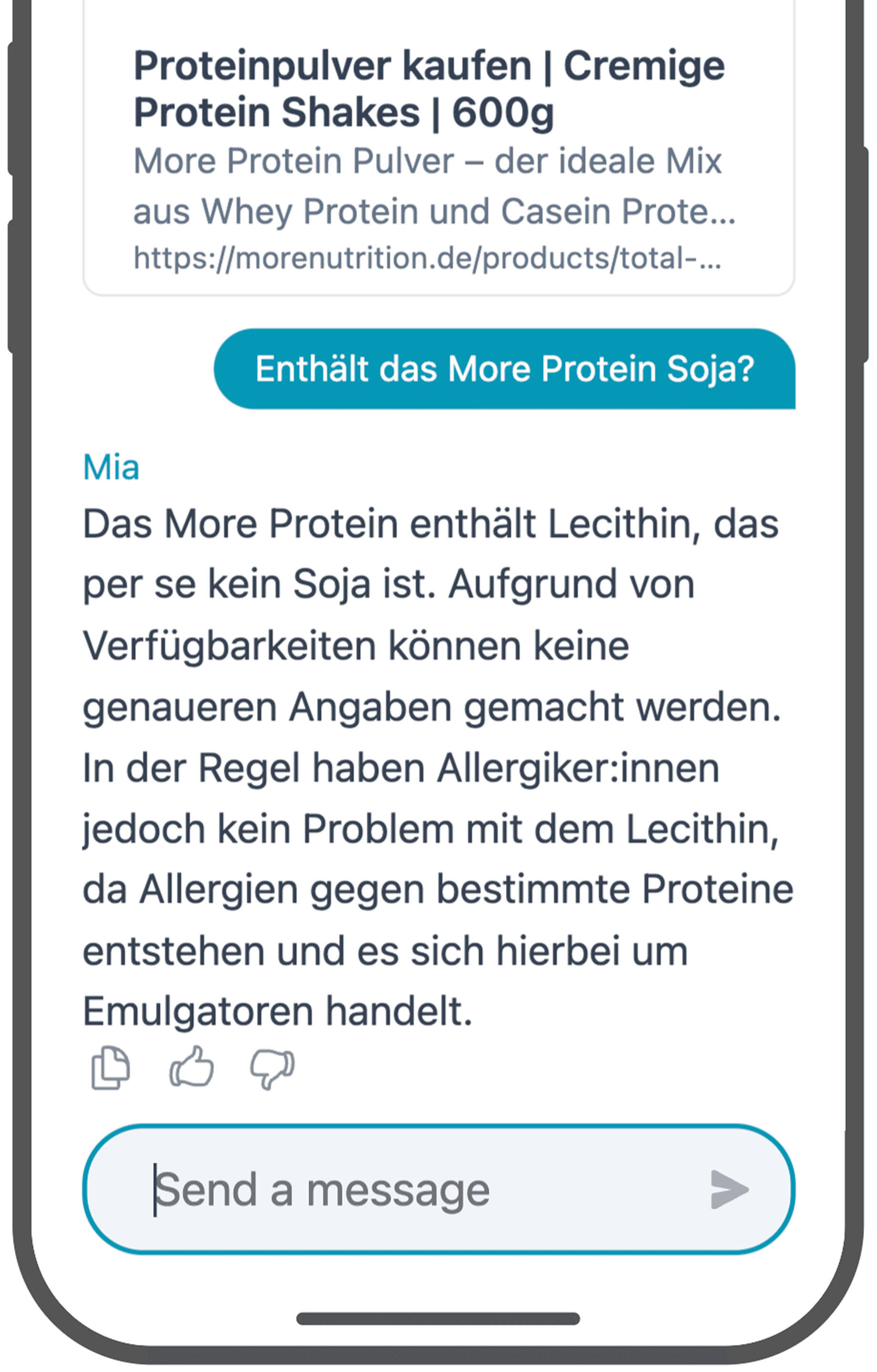 Ein Smartphone-Bildschirm, der eine Chatbot-Antwort auf die Frage zeigt, ob "More Protein" Soja enthält. Mia erklärt, dass das Proteinpulver Lecithin enthält, das aus Soja gewonnen werden kann, was in der Regel jedoch kein Problem für Menschen mit Sojaallergien darstellt. Der Chatbot rät, sich für genaue Angaben zu den Inhaltsstoffen an More Nutrition zu wenden.