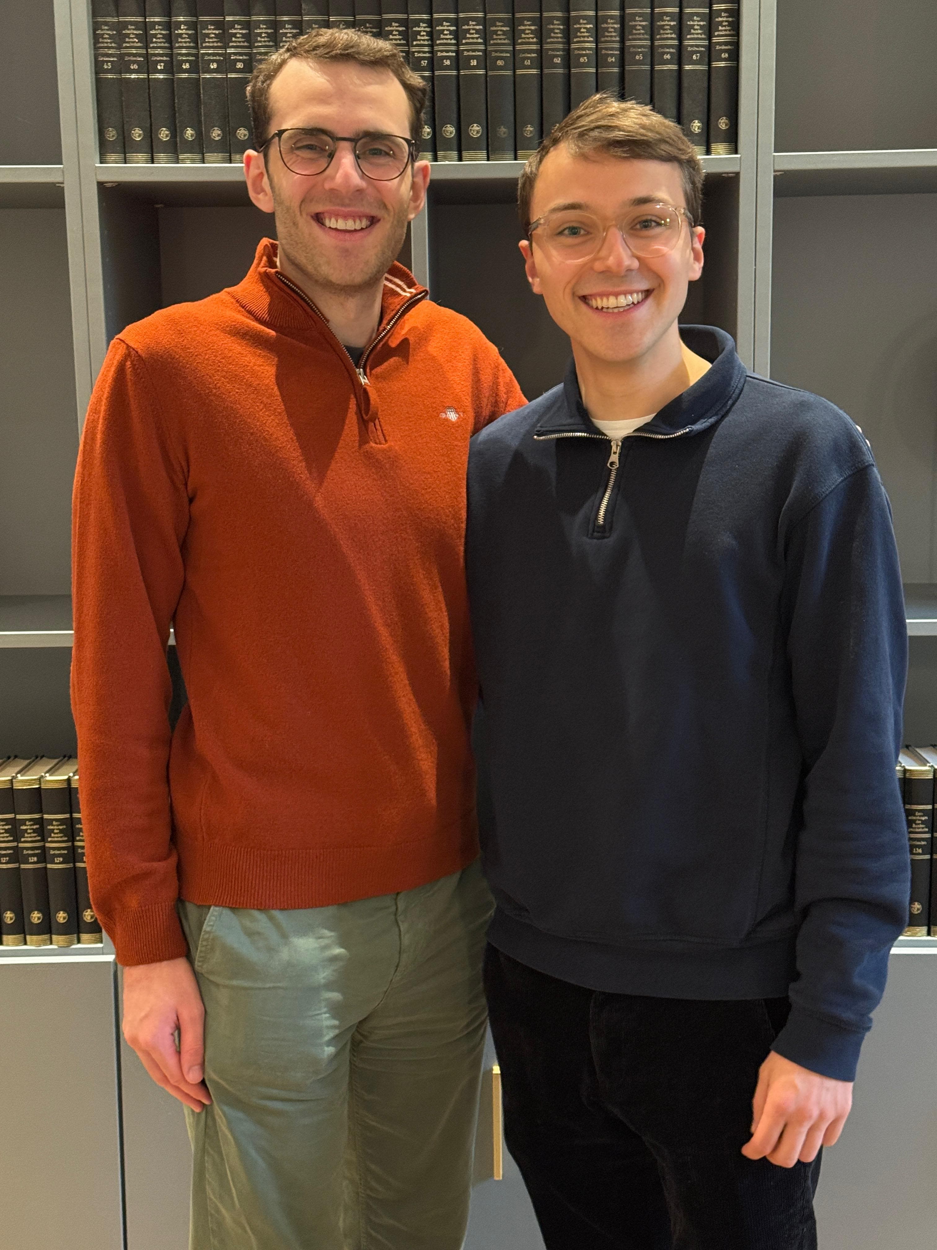 botBrains Mitgründer Liam van der Viven und Ben Meyer-Meisel lächeln gemeinsam