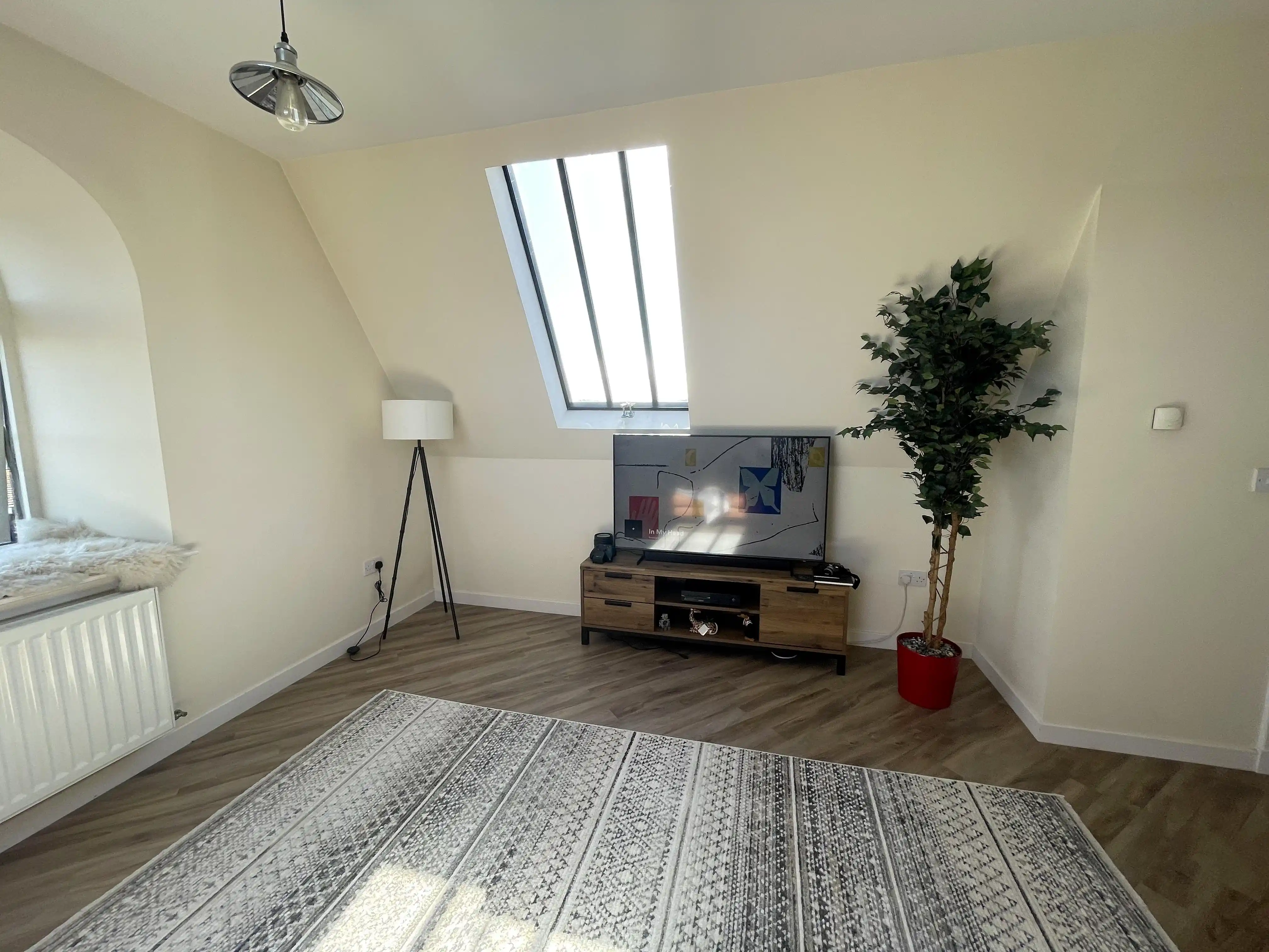 Wohnzimmer, das etwas benötigt, um die Mitte zu füllen